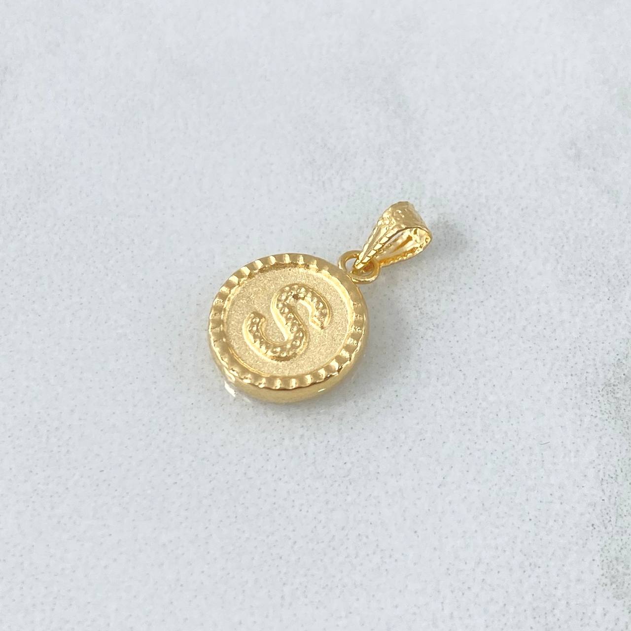 Dije Letra S Mate 0.6gr / 1.7cm / Circulo Cargador Bordeado Oro Amarillo 18K