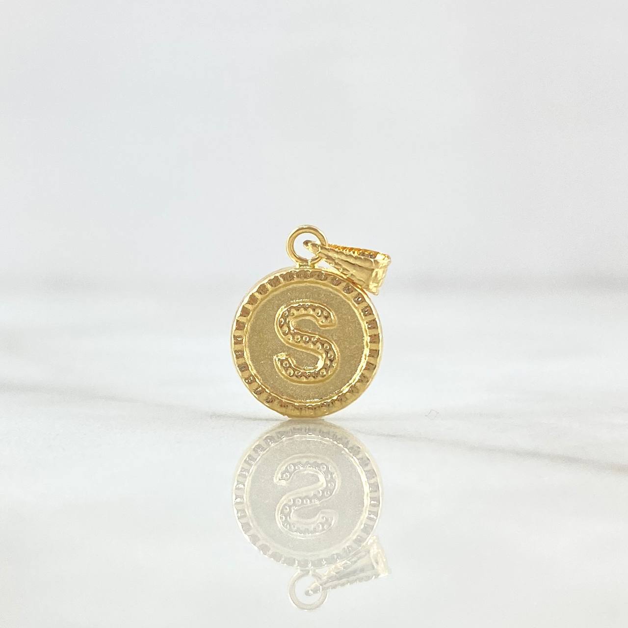 Dije Letra S Mate 0.6gr / 1.7cm / Circulo Cargador Bordeado Oro Amarillo 18K