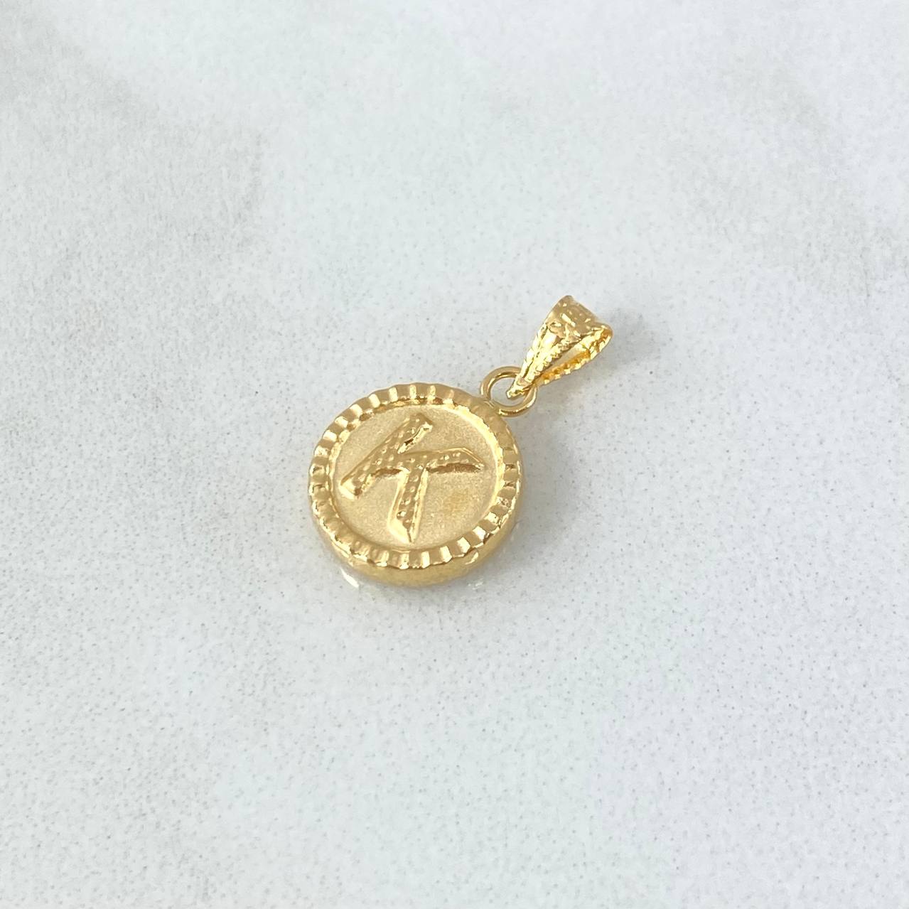Pendant Letter K Matte 0.6gr / 1.5cm / Yellow Gold 18K Bordered Charger Circle