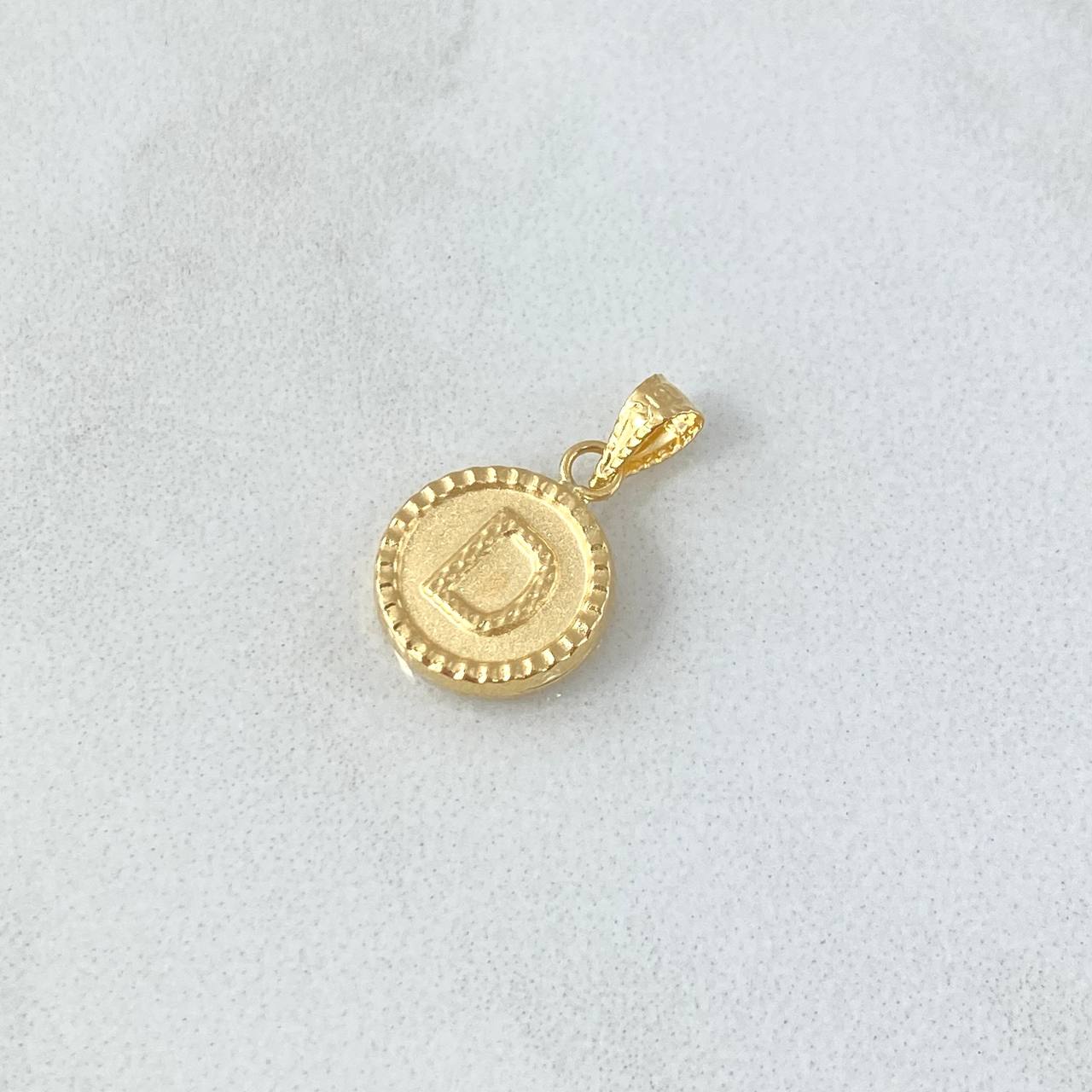 Pendant Letter D Mate 0.6gr / 1.5cm / Yellow Gold 18K Bordered Charger Circle