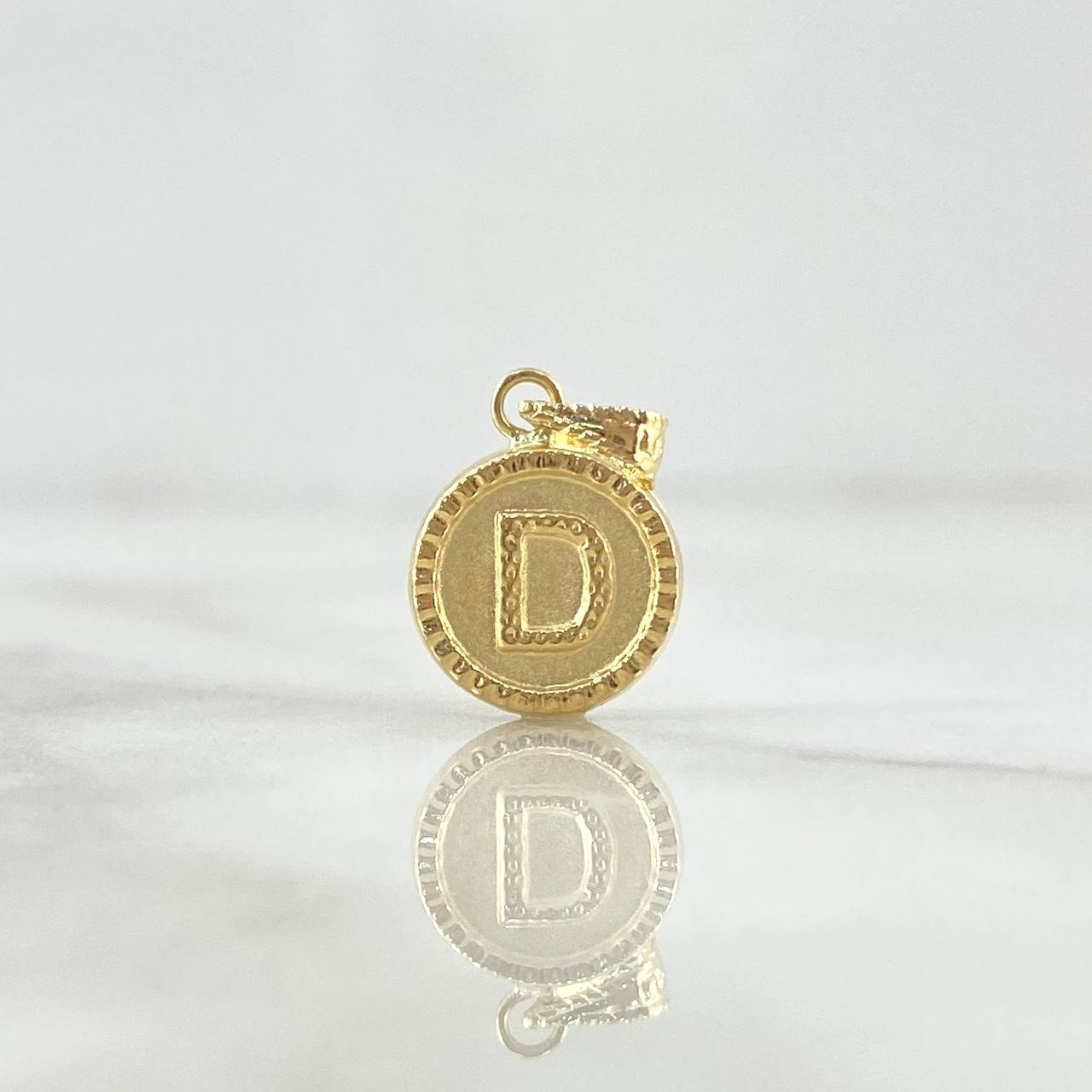 Dije Letra D Mate 0.65gr / 1.5cm / Circulo Cargador Bordeado Oro Amarillo 18K
