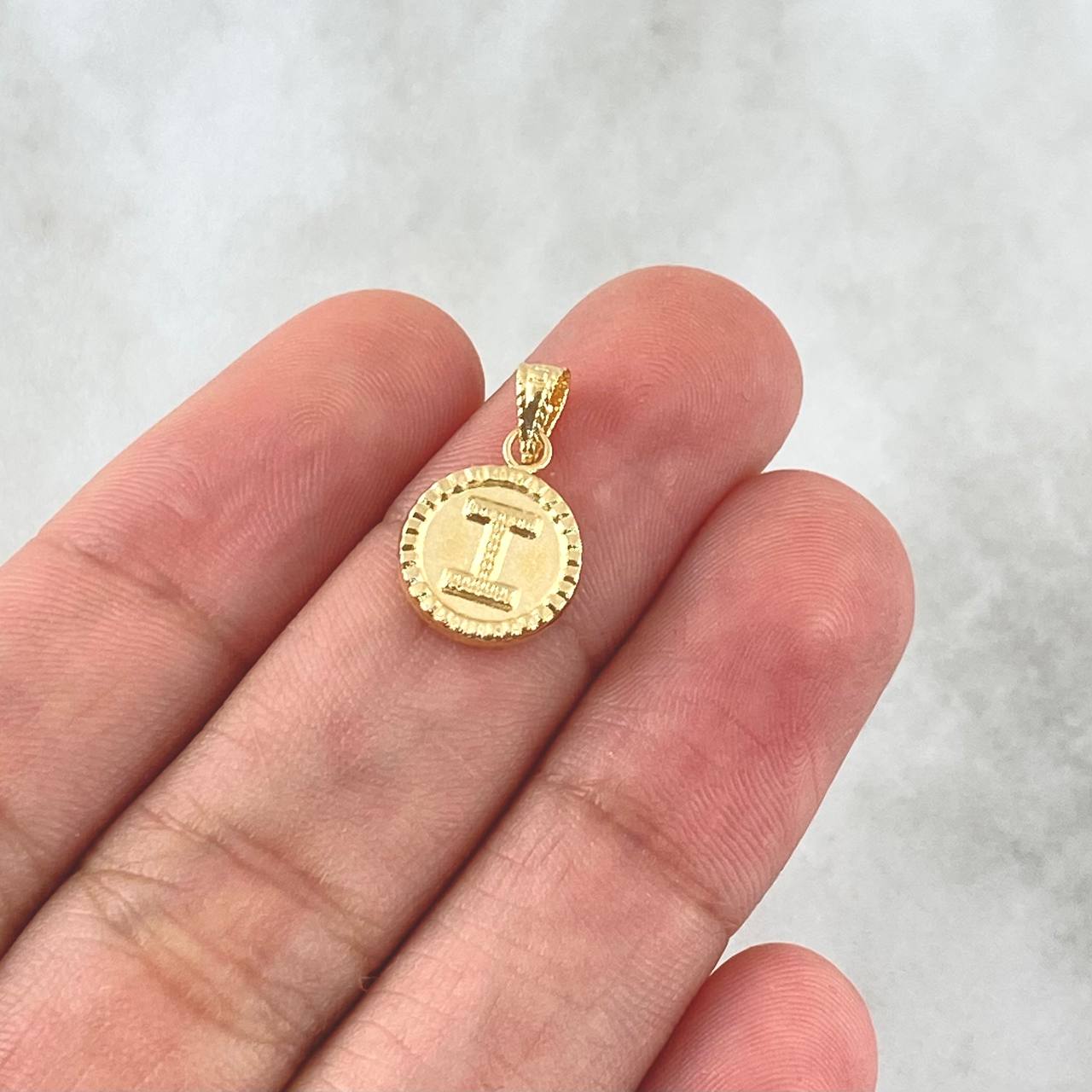 Dije Letra I Mate 0.55 g / 1/2 in Oro Amarillo 18K