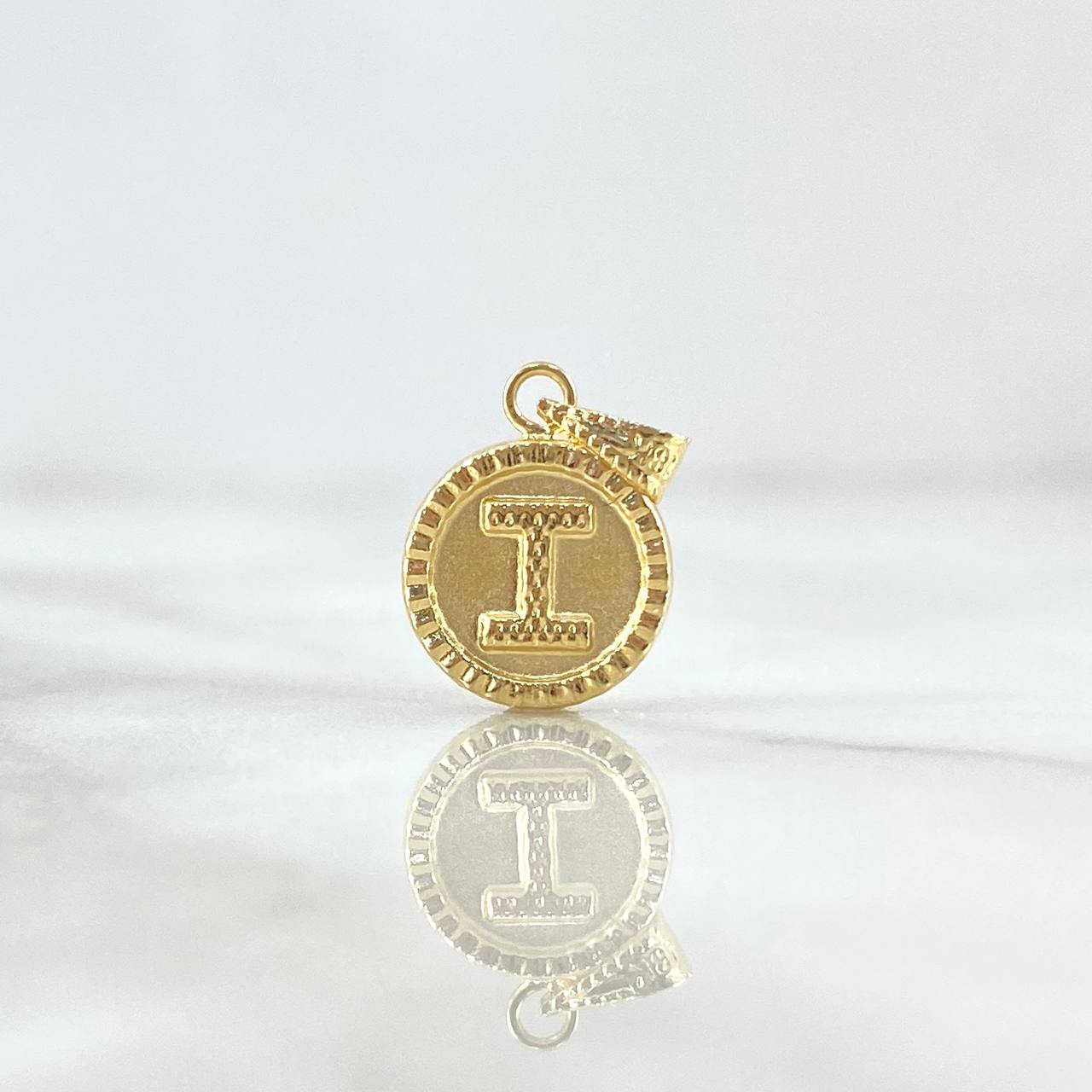 Dije Letra I Mate 0.55 g / 1/2 in Oro Amarillo 18K