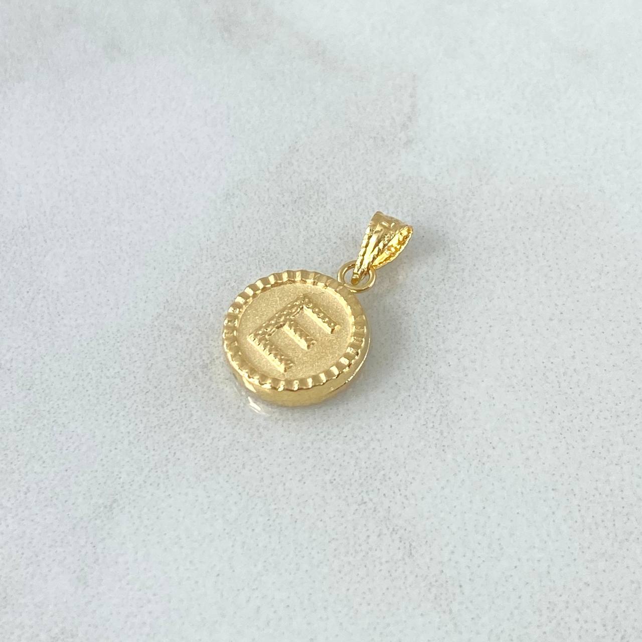 Dije Letra E Mate 0.65gr / 1.7cm / Circulo Cargador Bordeado Oro Amarillo 18K