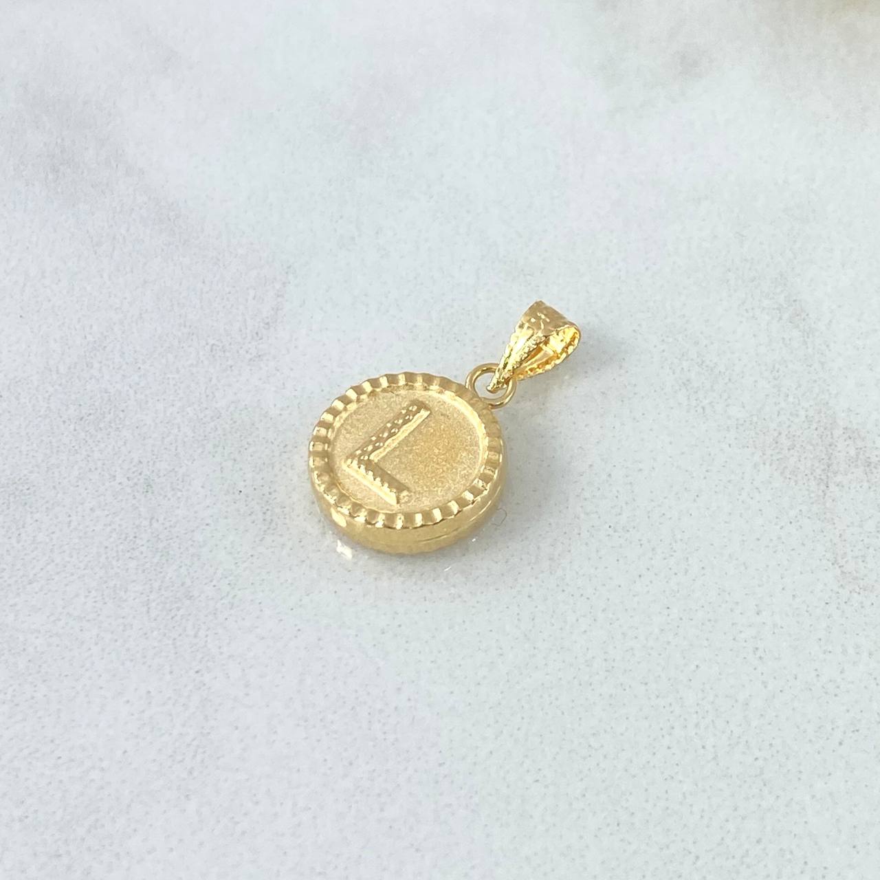 Dije Letra L Mate 0.6gr / 1.7cm / Circulo Bordeado Oro Amarillo 18K *