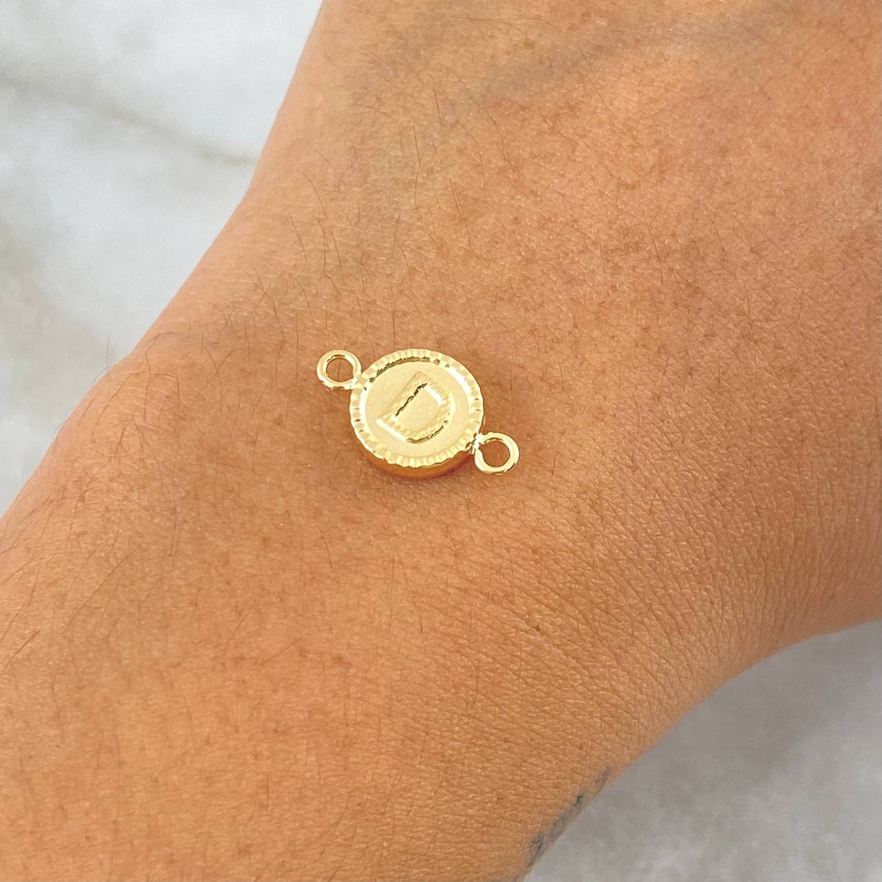 Charm Letter D 0.65gr / 0.7in / Bordered Circle 18K Gold ©