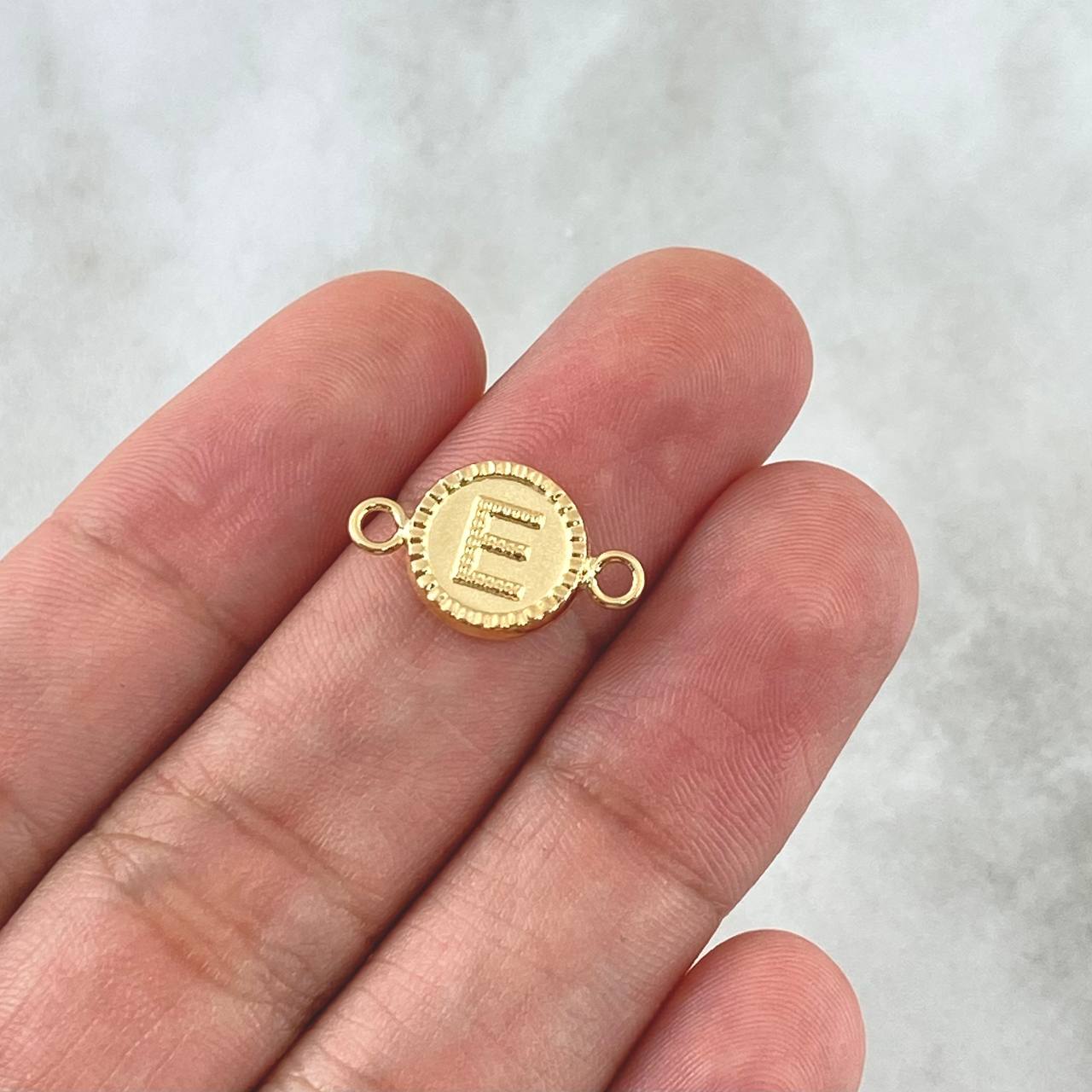 Herraje Letra E Mate 0.65gr / 1.7cm / Circulo Bordeado Oro Amarillo 18K