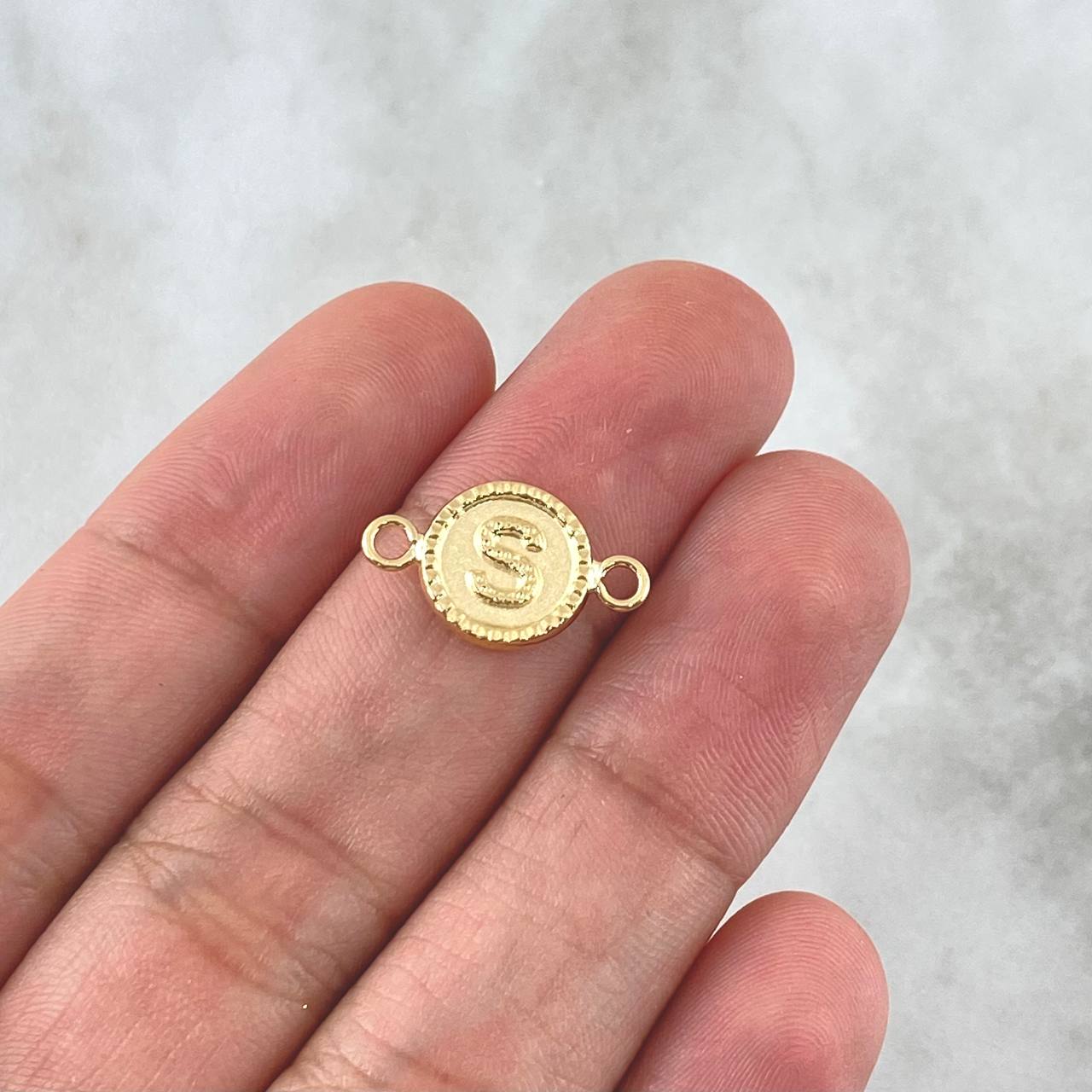 Herraje Letra S Mate 0.6gr / 1.7cm / Circulo Bordeado  Oro Amarillo 18K *