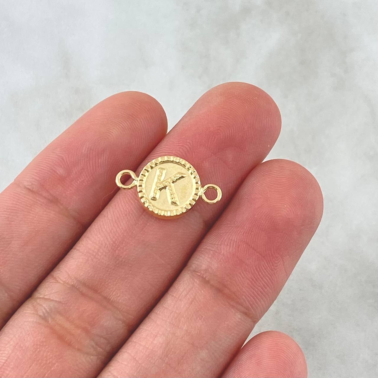 Herraje Letra K Mate 0.6gr / 1.7cm / Circular Bordeado Oro Amarillo 18K