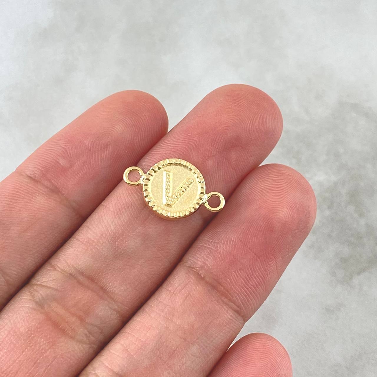 Charm Letter V Matte 0.6gr / 1.7cm / Circular Embossed Edge 18K Yellow Gold