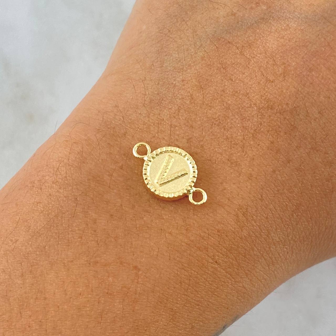 Charm Letter V Matte 0.55gr / 1cm-1.7cm / Yellow Gold 18K Bordered Circle ©