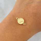 Herraje  Letra V Mate  0.6gr / 1.6cm-Circular Bordeado  Oro Amarillo 18K *