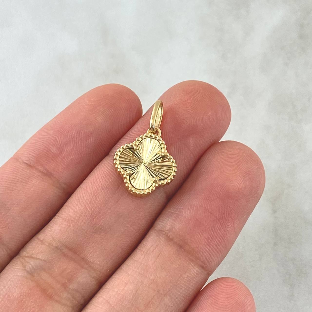 Dije Trebol VCyA 1.65gr / 1.7cm / Diamantado Punteado Oro Amarillo 18K
