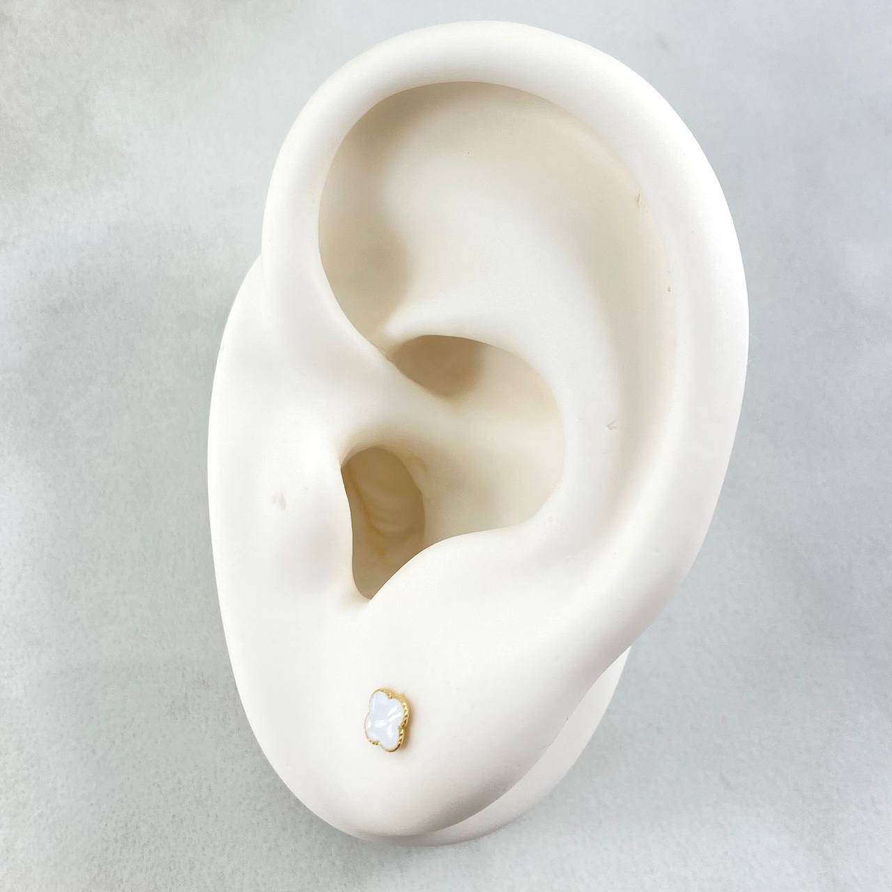 Stud Earrings Clover 0.55gr / 4mm Dotted Edge White Resin 18K Yellow Gold