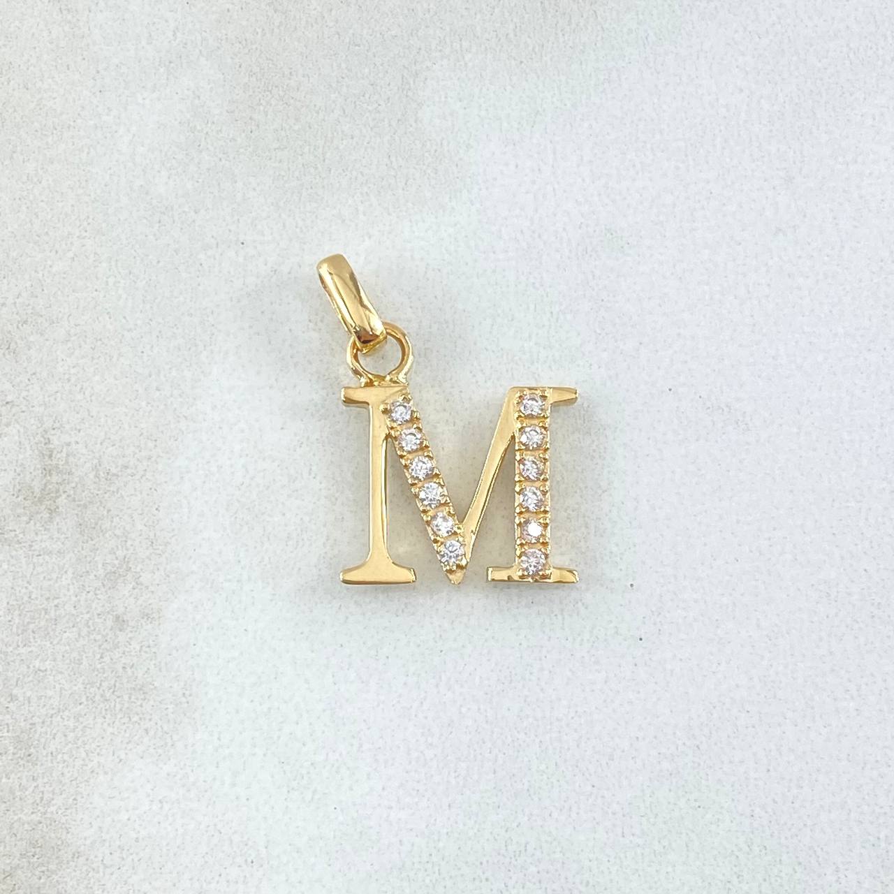 Dije Letra M 2.05gr / 2cm / Circones Blancos Oro Amarillo 18K ©