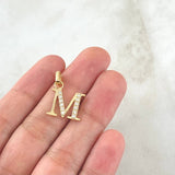 Dije Letra M 2.05gr / 2cm / Circones Blancos Oro Amarillo 18K ©
