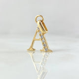 Dije Letra A 1.05gr / 2cm / Circones Blancos Oro Amarillo 18K ©