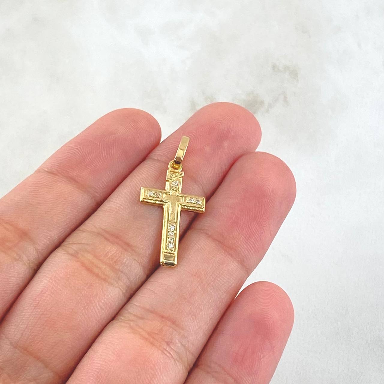 Dije Cruz Doble 1.35gr / 2.7cm / Lisa Circones Blancos Oro Amarillo 18K