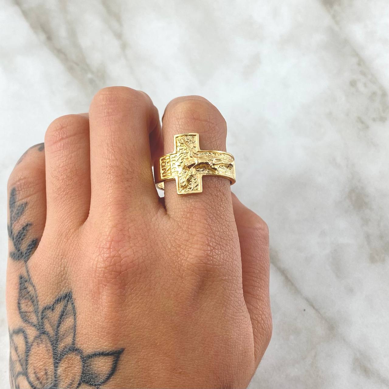 Anillo Cruz Cristo 6.05gr / T10 1/2 / Texturizado Oro Amarillo 18K ©