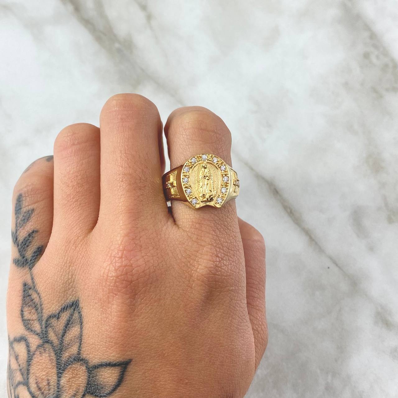 Anillo Virgen Guadalupe 7.15gr / T10 / Circones Blancos Oro Amarillo 18K