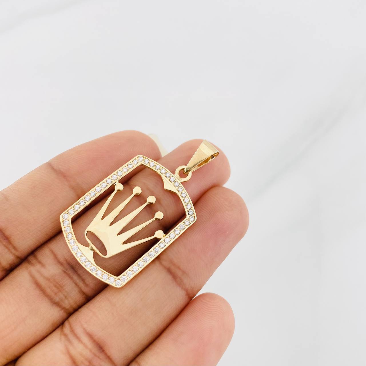 Crown Pendant 3.2g / 1 1/2 in Yellow Gold 18K