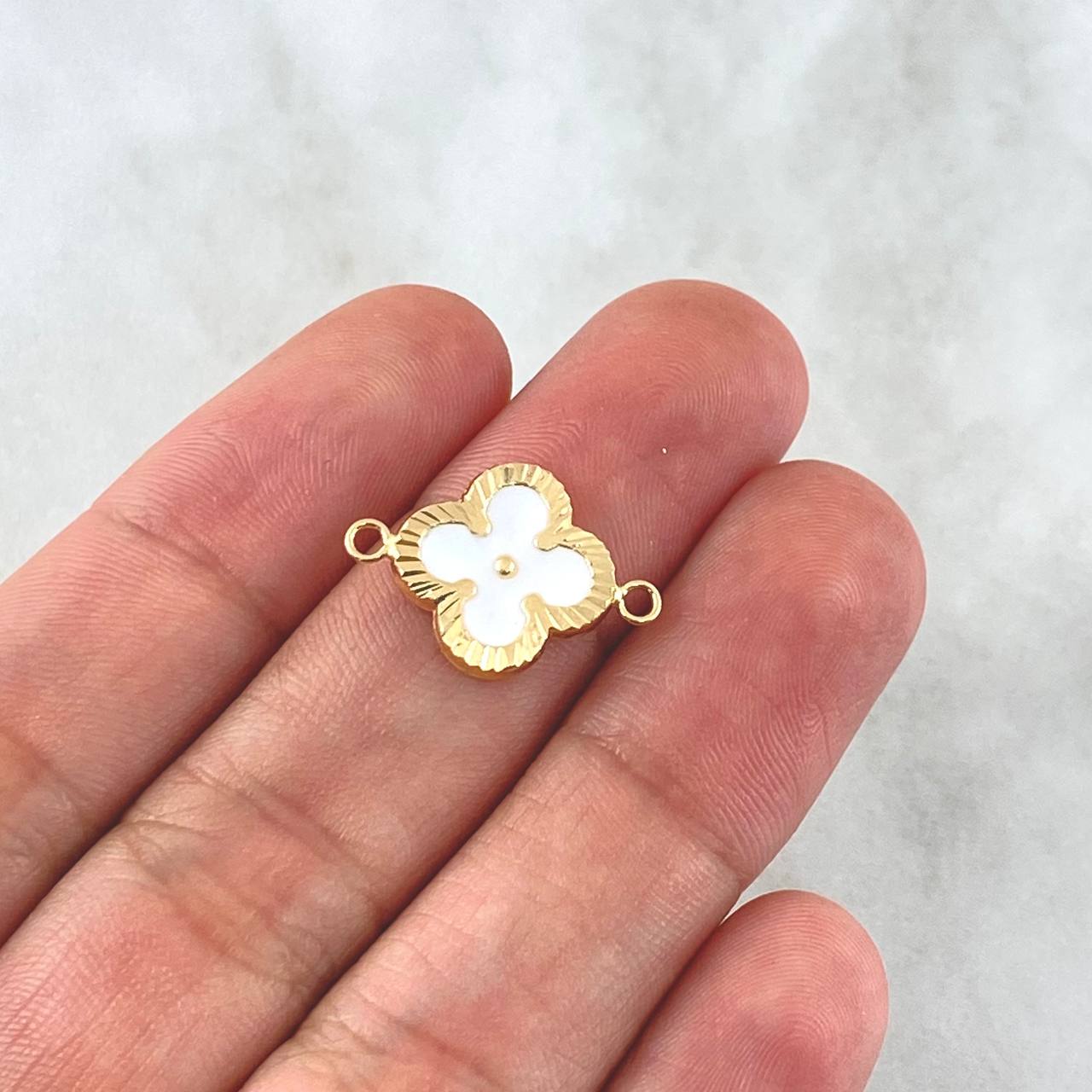 Charm Clover VCyA 0.95gr / 2cm / Diamond Cut White Resin 18K Yellow Gold *