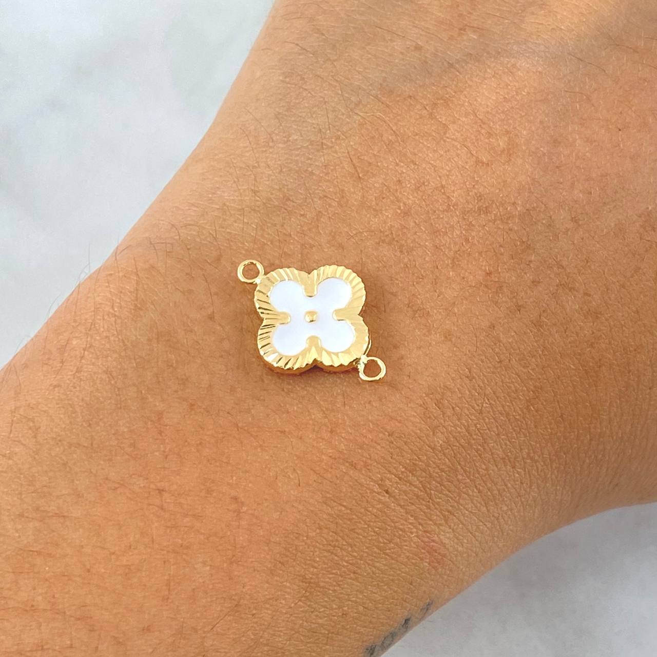 Herraje Trebol VCyA 1gr / 2cm / Diamantado Resina Blanca Oro Amarillo 18K ©