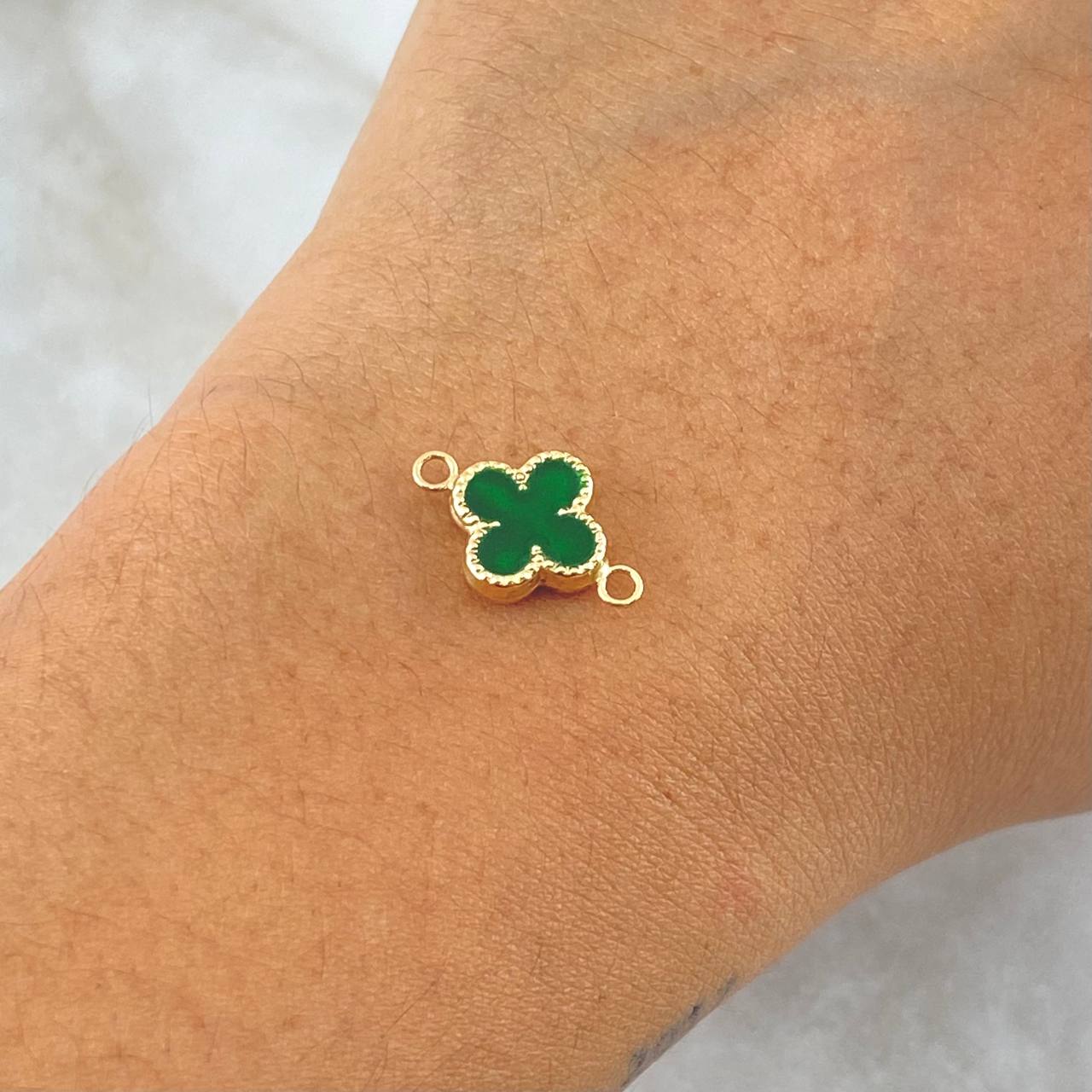 Charm Clover VCyA 0.55gr / 1.5cm / Dotted Edge Green Resin Yellow Gold 18K ©