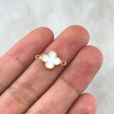 Herraje Trebol VCyA 0.55gr / 1.5cm / Borde Punteado Resina Blanca Oro Amarillo 18K ©
