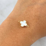 Herraje Trebol VCyA 0.55gr / 1.5cm / Borde Punteado Resina Blanca Oro Amarillo 18K ©