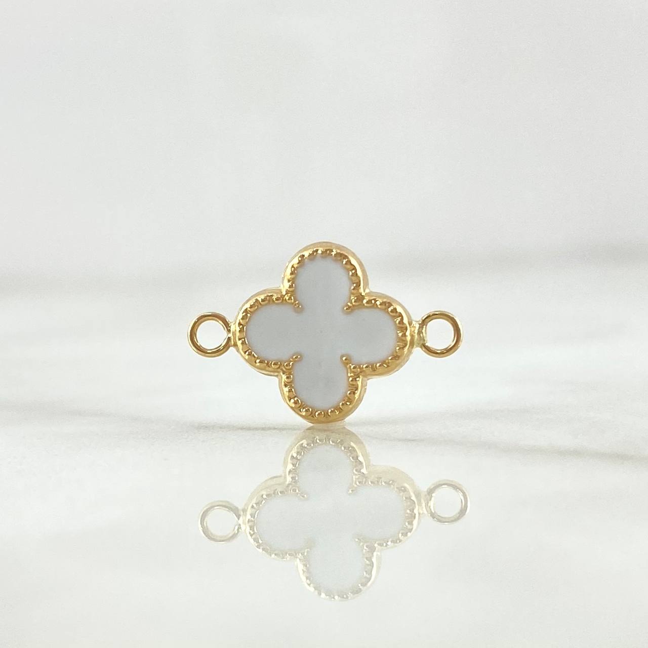 Herraje Trebol VCyA 0.55gr / 1.5cm / Borde Punteado Resina Blanca Oro Amarillo 18K ©