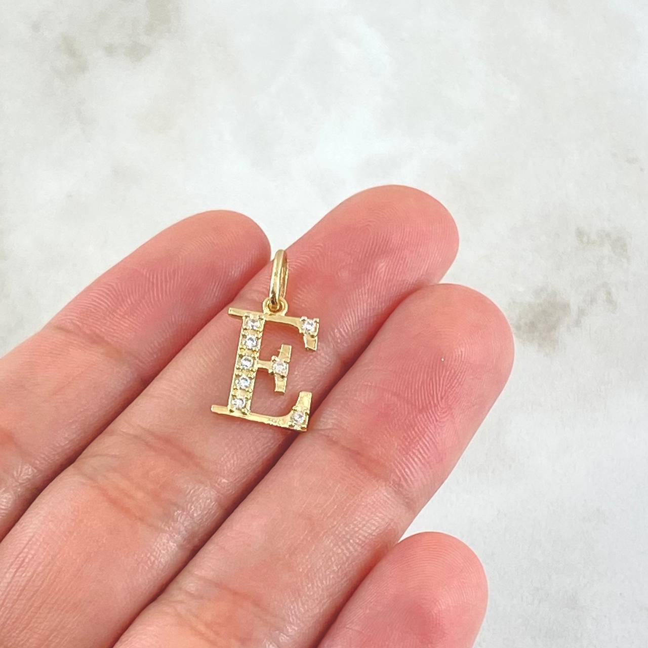 Dije Letra E Silueta 0.85gr / 2cm / Oro 18K
