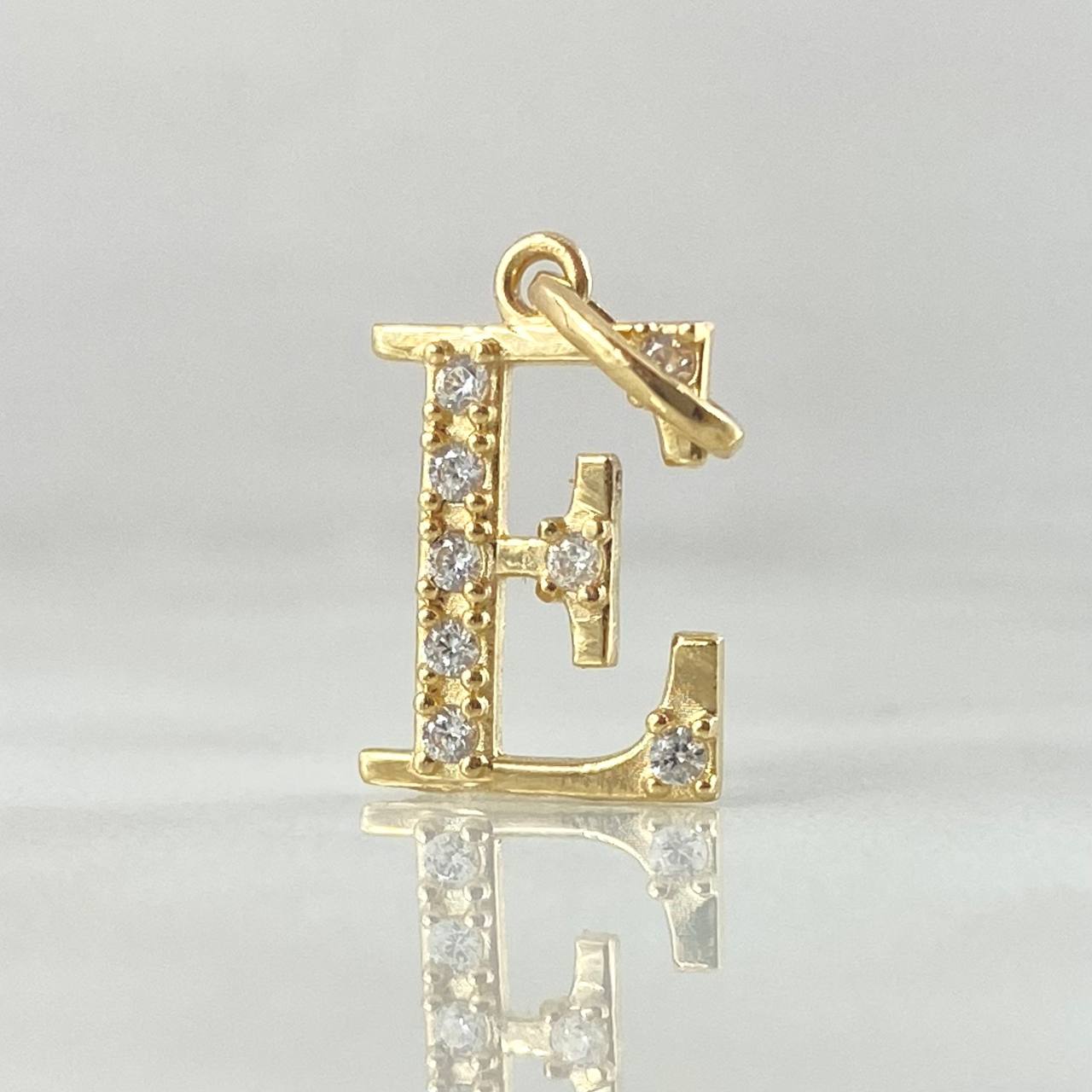 Dije Letra E Silueta 0.85gr / 2cm / Oro 18K