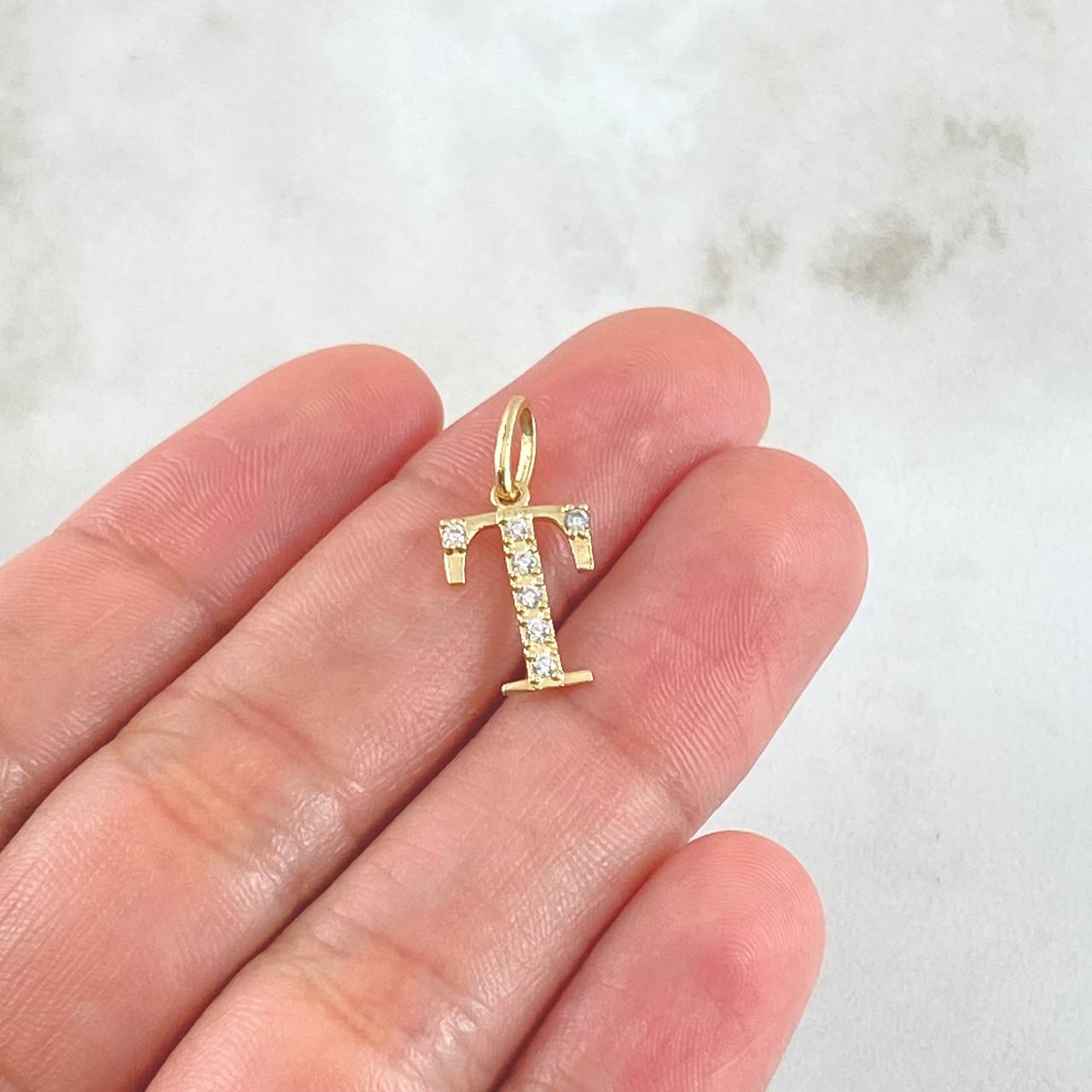 Dije Letra T 0.7gr / 3/4 in / Oro Amarillo 18K *