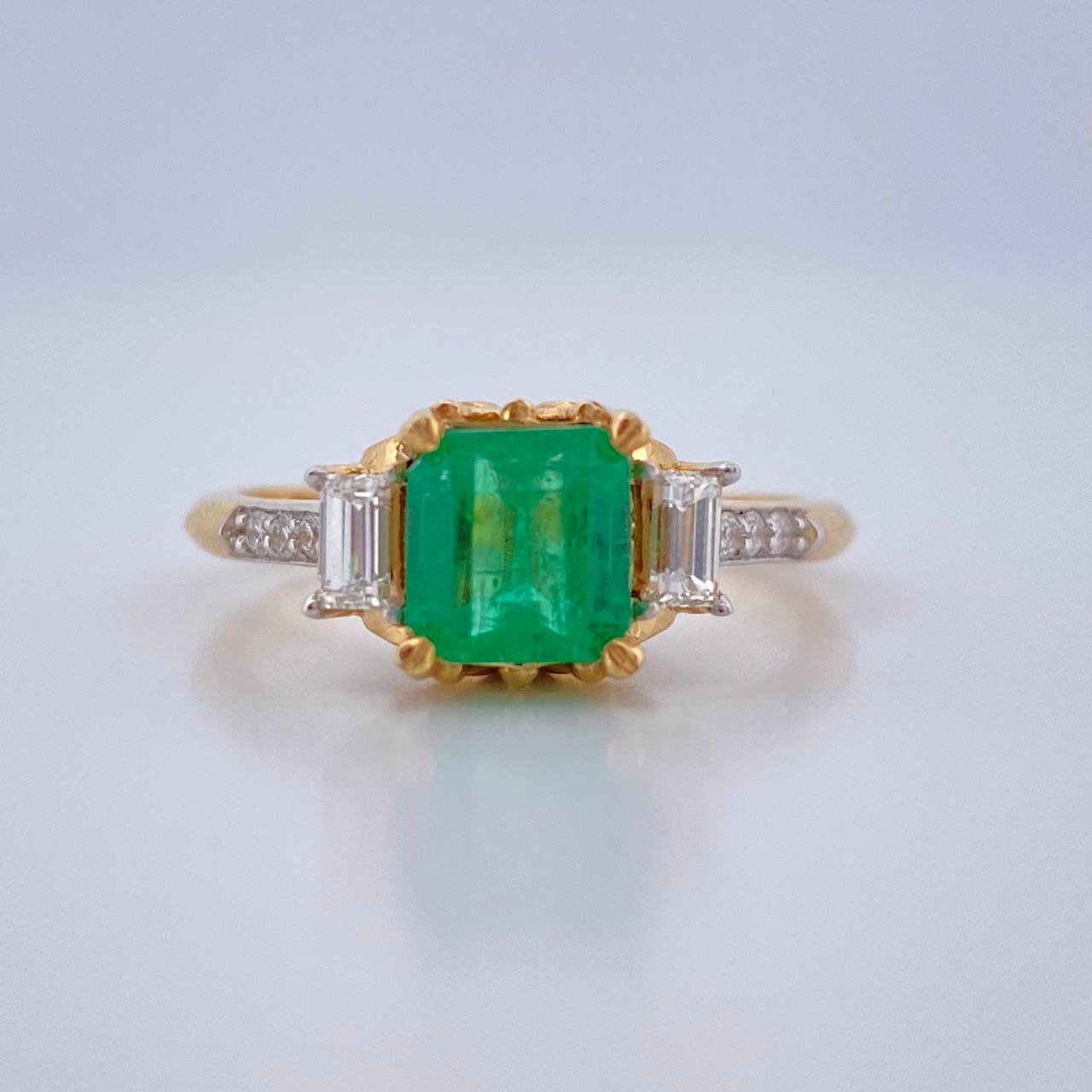 Emerald Green Throne Ring 4.45gr / Size 7 1/2 / Two-tone Yellow White 18K Gold &