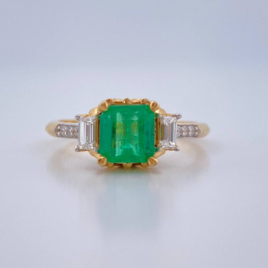 Emerald Green Throne Ring 4.45gr / Size 7 1/2 / Two-tone Yellow White 18K Gold &