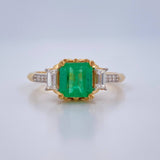 Emerald Green Throne Ring 4.45gr / Size 7 1/2 / Two-tone Yellow White 18K Gold &