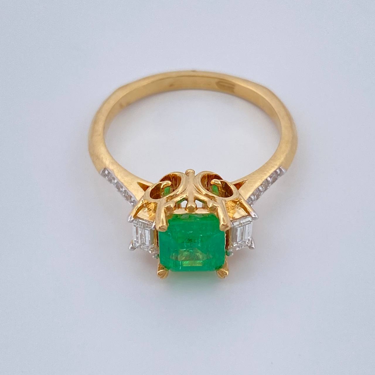 Emerald Green Throne Ring 4.45gr / Size 7 1/2 / Two-tone Yellow White 18K Gold &