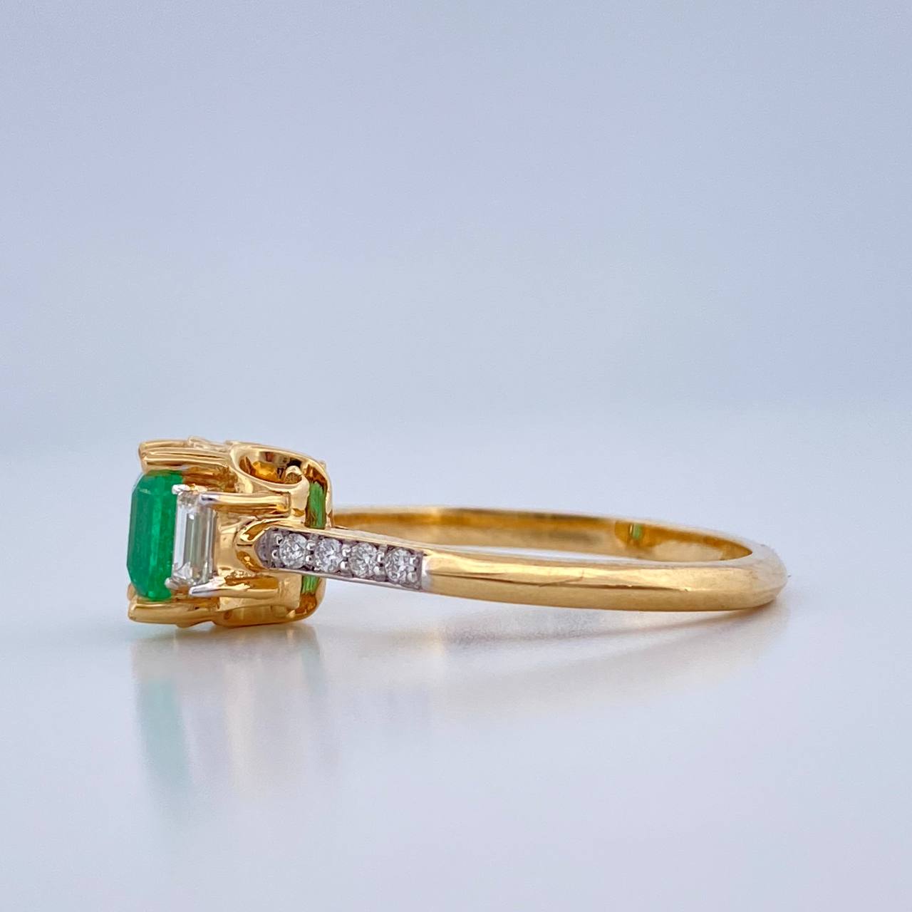 Emerald Green Throne Ring 4.45gr / Size 7 1/2 / Two-tone Yellow White 18K Gold &