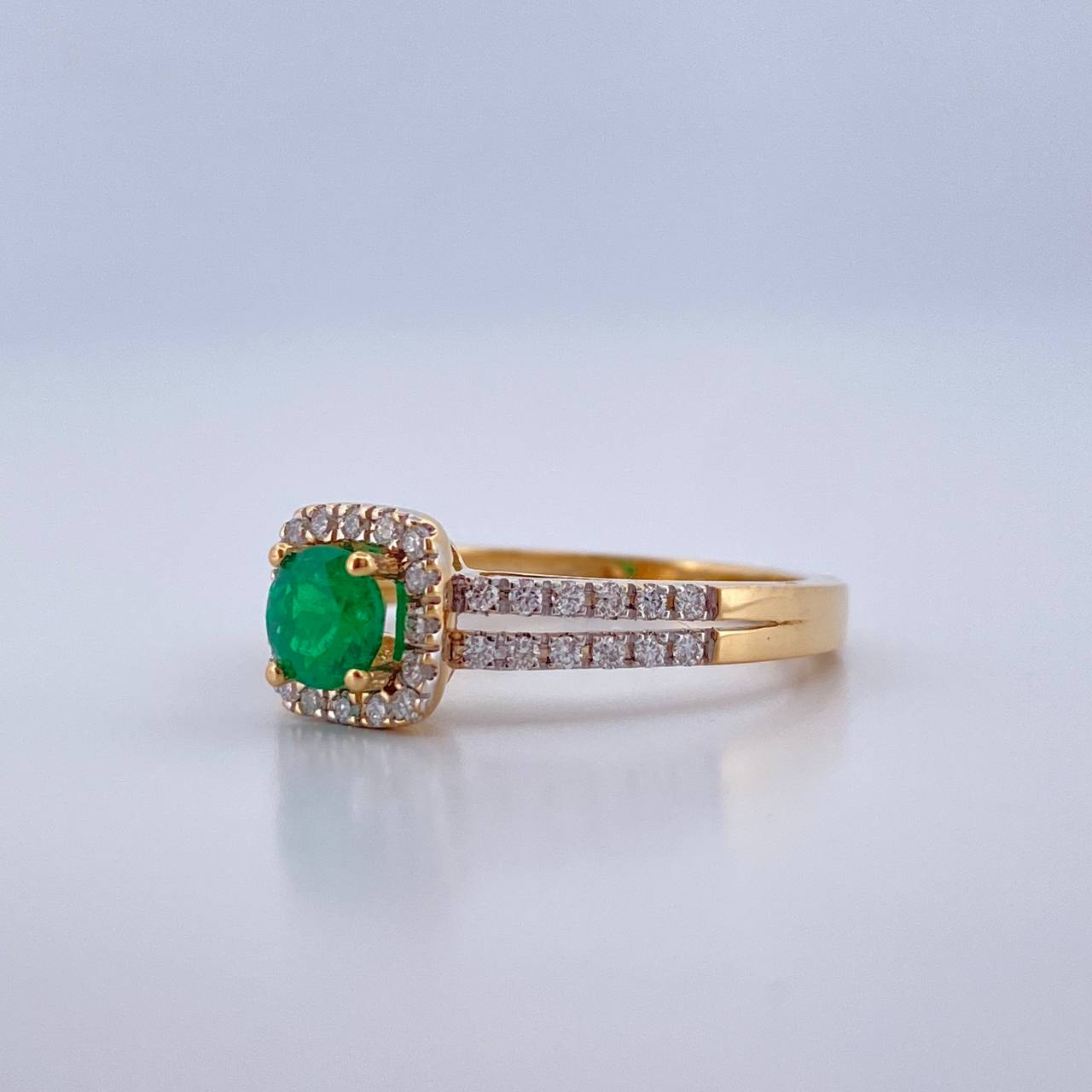 Square Halo Emerald Ring 3.3gr / Size 7 / Two Tone Yellow White 18K Gold &