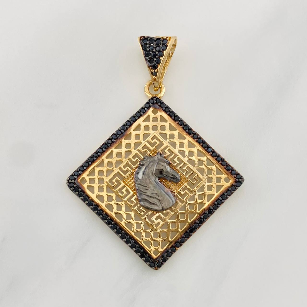 Dije Caballo 4.95g / 1 1/2 in Dos Oros Negro Amarillo 18K