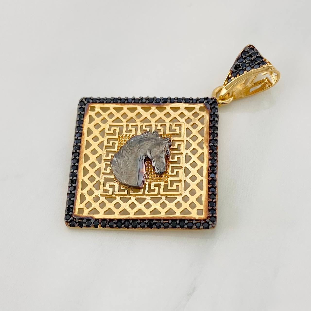 Dije Caballo 4.95g / 1 1/2 in Dos Oros Negro Amarillo 18K