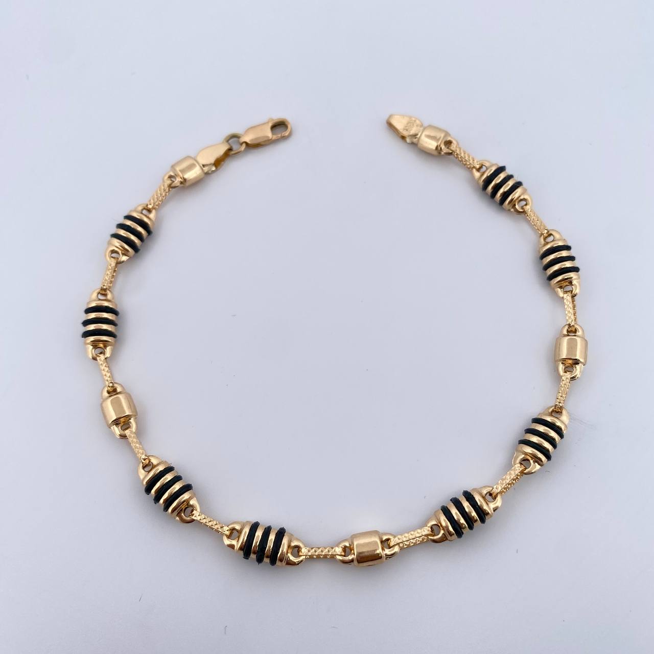 Pulso Rustico Barril 5.9gr / 21.5cm / 4.7mm Cauchos Negros Oro Amarillo 18K &