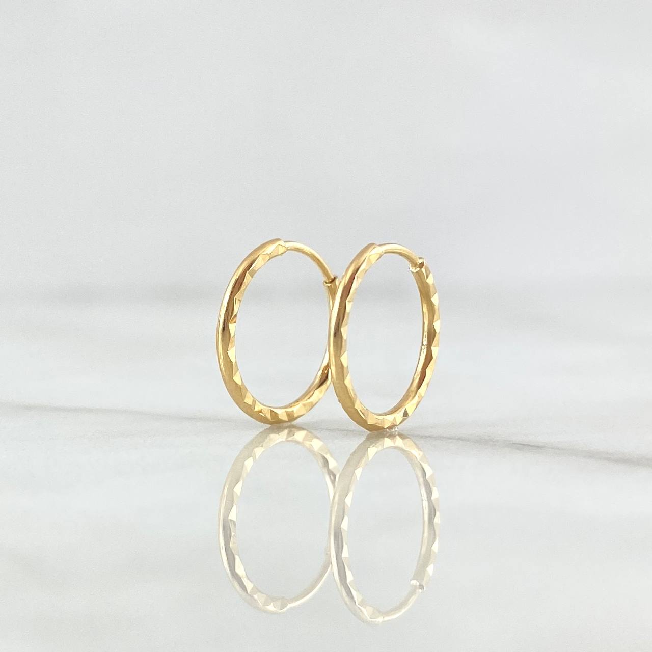 Candongas Mini Aro Rayado 0.6 g / 1/2 in Oro Amarillo 18K