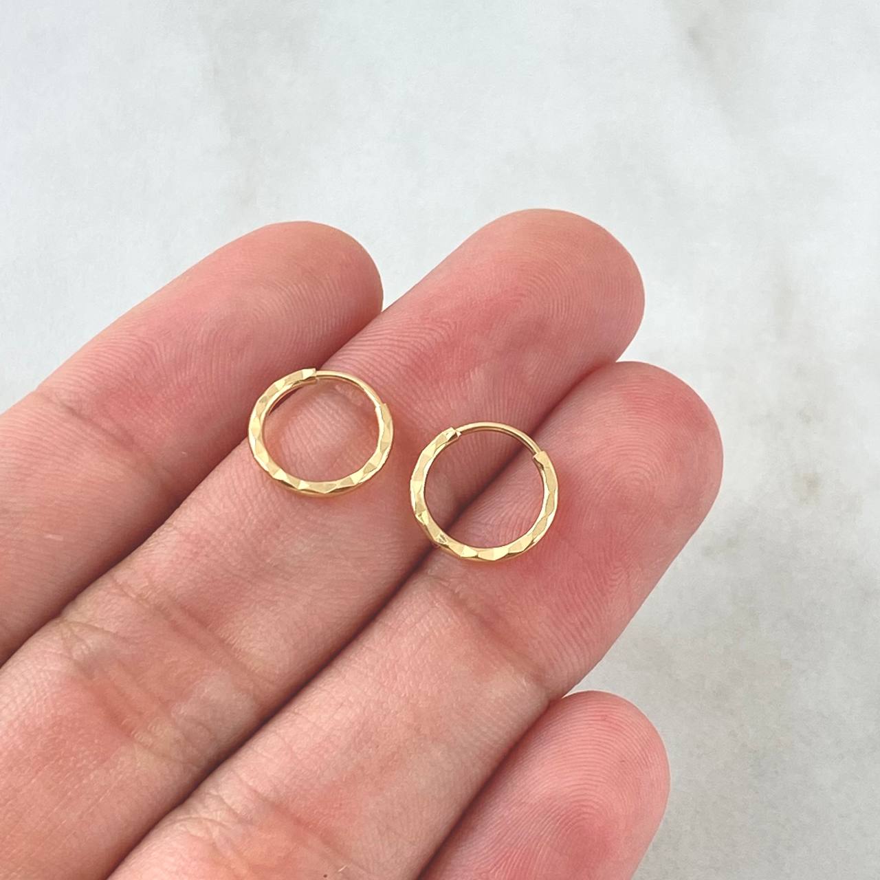 Hoop Earrings Striped Hoop 0.45gr / 0.4in / 18K Gold Yellow!