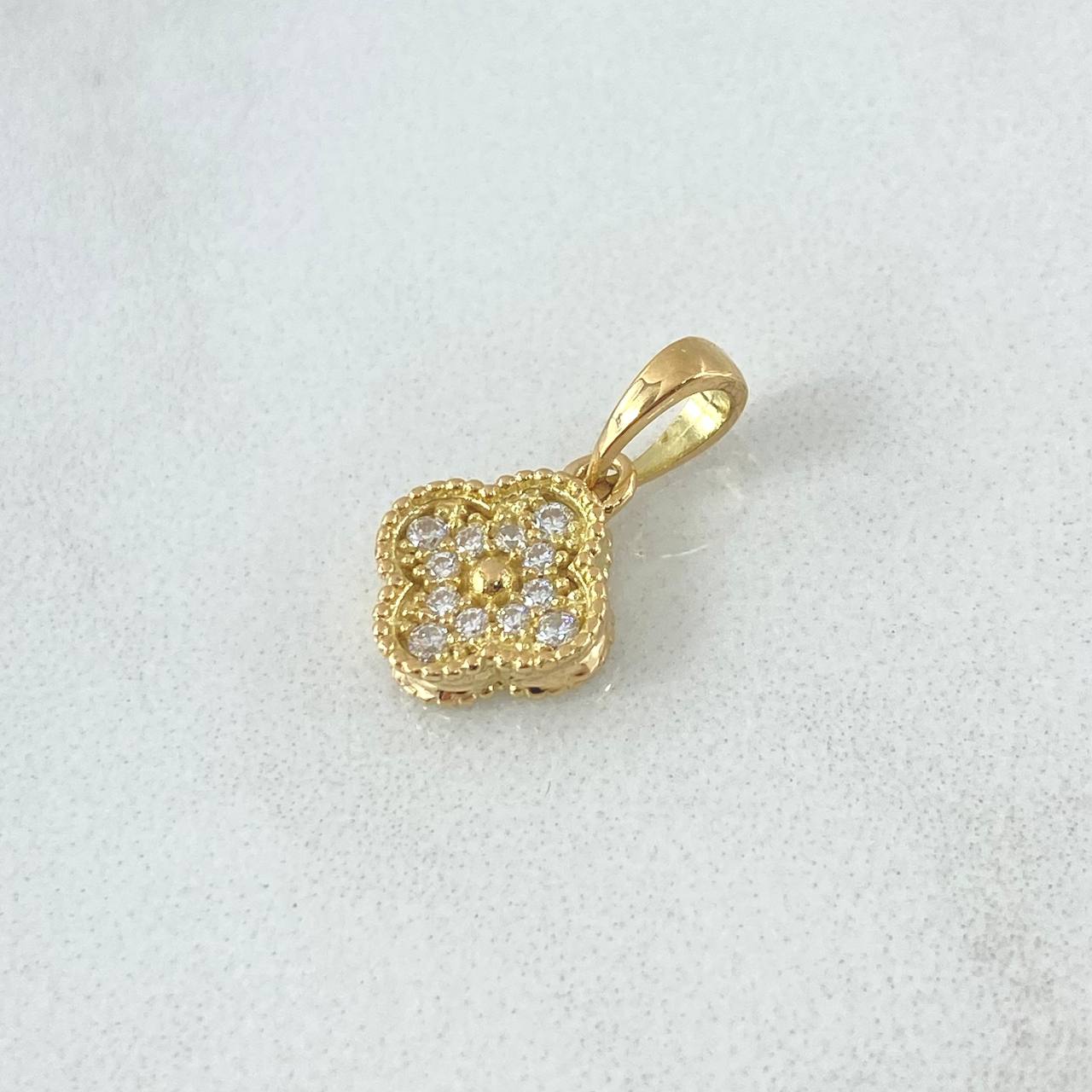 Dije Trébol 1.4gr / 1.5cm / 10mm Circones Blancos Oro Amarillo 18K