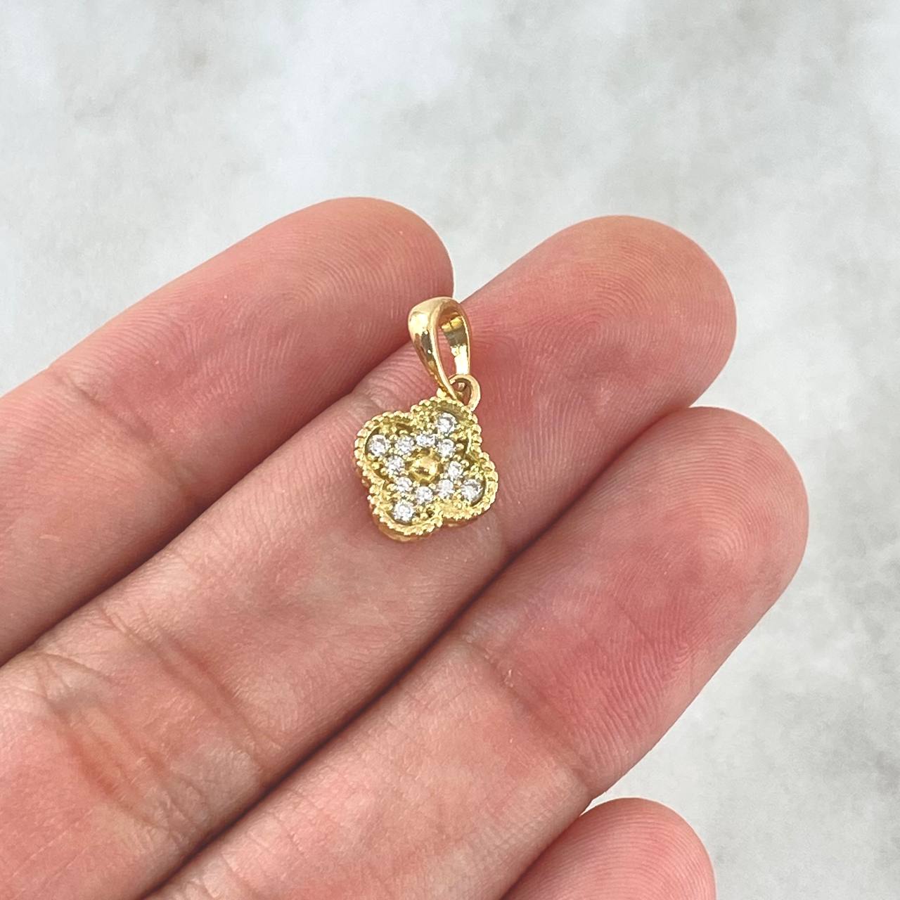 Dije Trébol 1.4gr / 1.5cm / 10mm Circones Blancos Oro Amarillo 18K