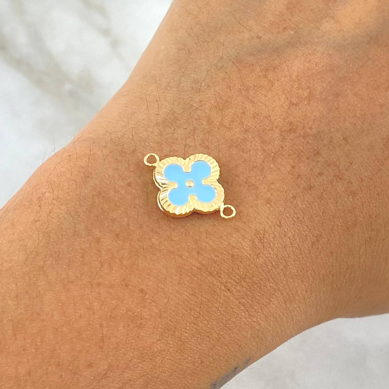 Charm Clover VCyA 1gr / 2cm / Diamond Cut Sky Blue Resin Yellow Gold 18K *