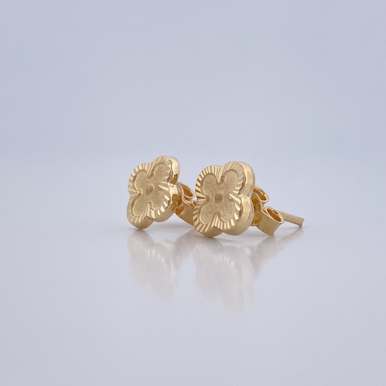 Stud Earrings Clover 1.15gr / 18K Gold &