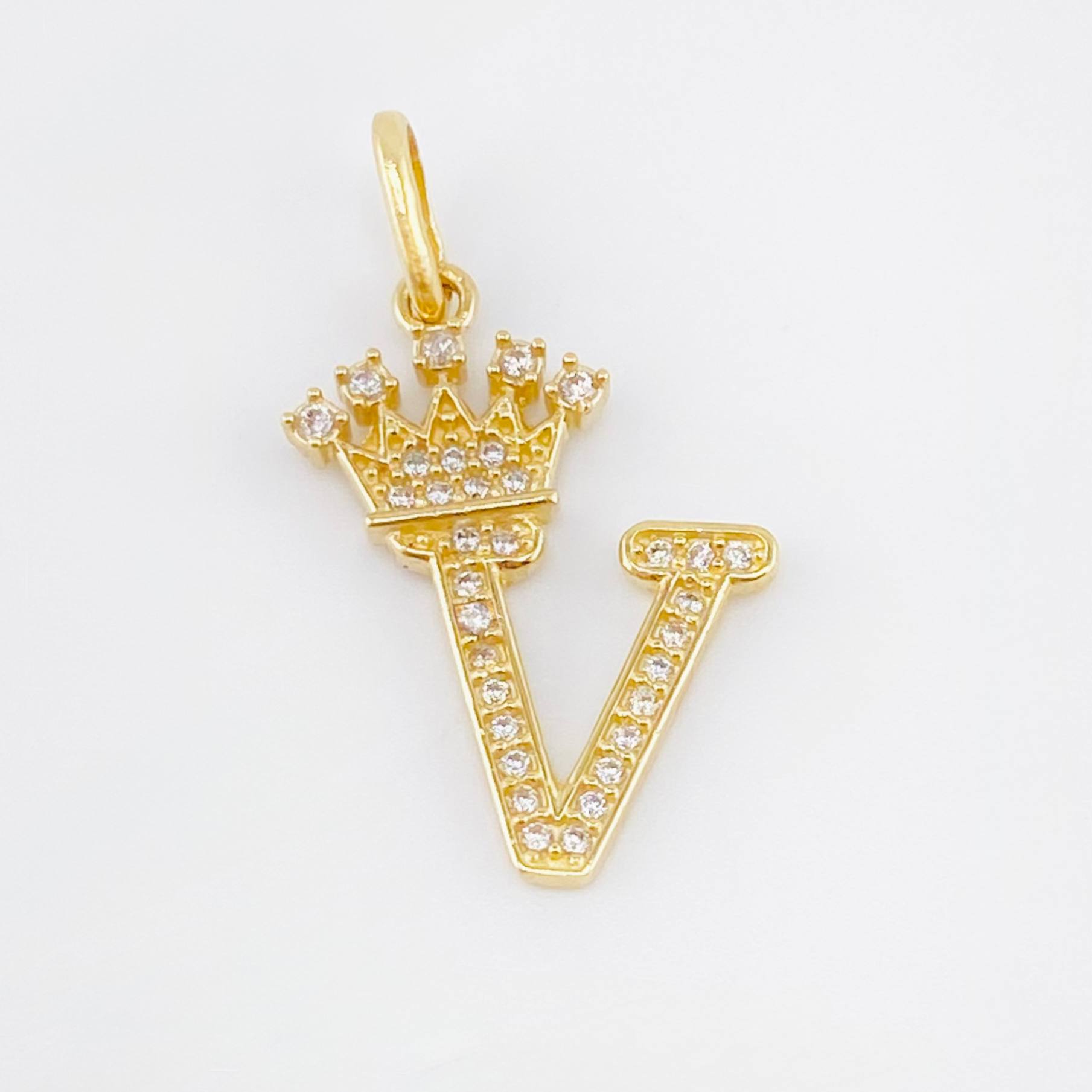 Crown Letter V Pendant 1.85gr / 1 in / 18K Yellow Gold ©